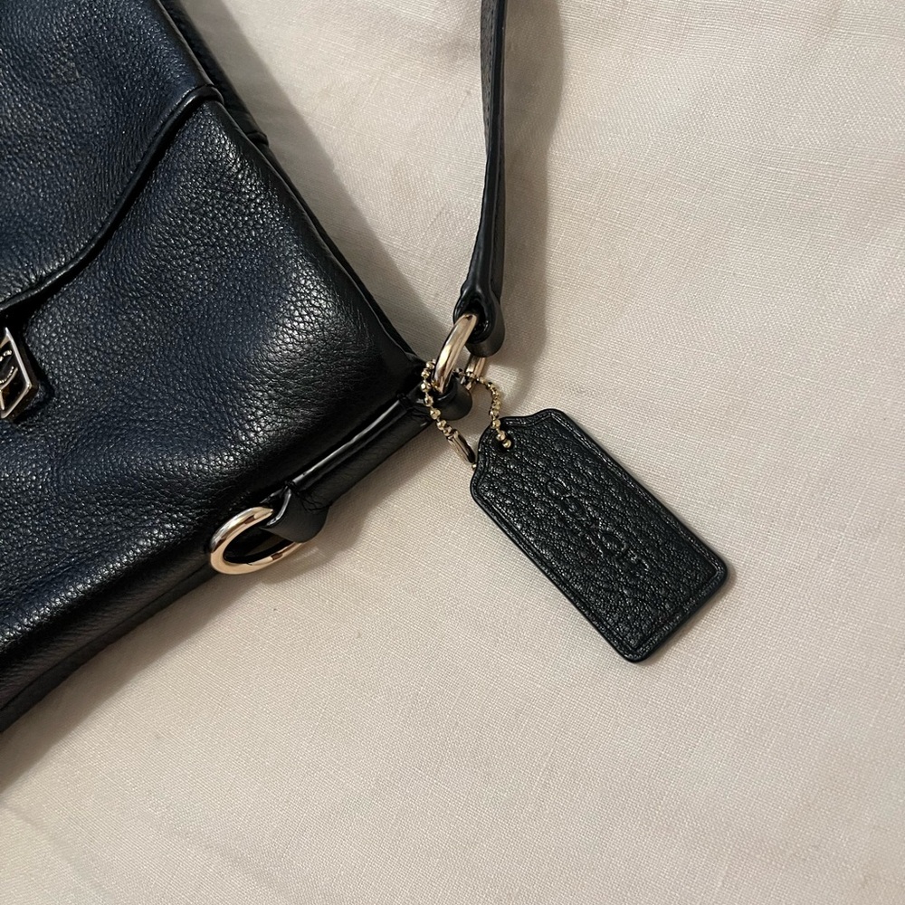 Coach Black Leather Shoulder Bag with Timeless Design - Picture 4 of 10
